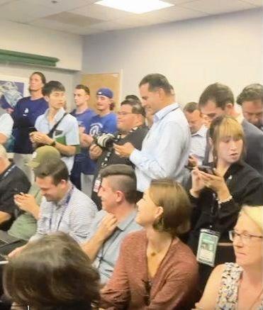 　会見場の後方でも見守る選手たち（撮影・小林信行）