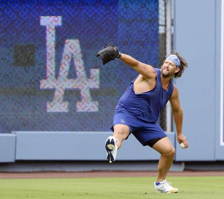 　試合前、調整するドジャースのカーショー（共同）