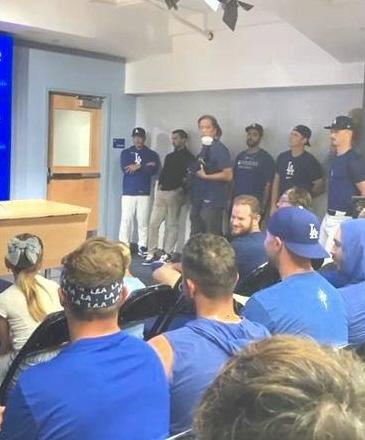 　カーショーの引退会見に集まった選手たち（撮影・小林信行）