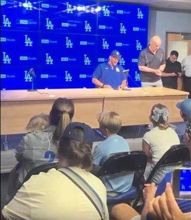 　カーショーの引退会見を最前列で見守る家族（撮影・小林信行）