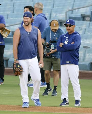 　試合前、ロバーツ監督（右）と話をするドジャースのカーショー（共同）