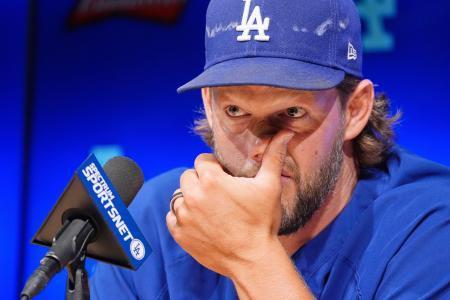 　記者会見するドジャースのカーショー＝ロサンゼルス（ＡＰ＝共同）