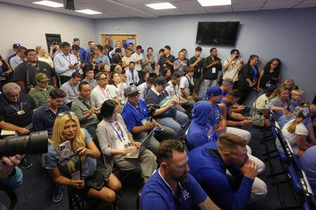 　ドジャースのカーショーの記者会見に集まったメディアやチームメートら（ＡＰ＝共同）
