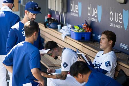 　プライアー投手コーチ（左）と山本由伸＝提供・ＡＰ／アフロ