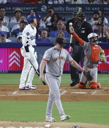 　ジャイアンツ戦の１回、見逃し三振に倒れたドジャース・大谷。投手ウェブ（共同）