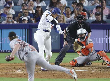 　ジャイアンツ戦の６回、二塁打を放つドジャース・大谷。投手ウェブ（共同）