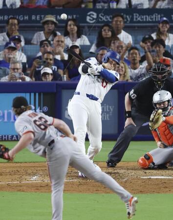 　ジャイアンツ戦の６回、二塁打を放つドジャース・大谷。投手ウェブ（共同）