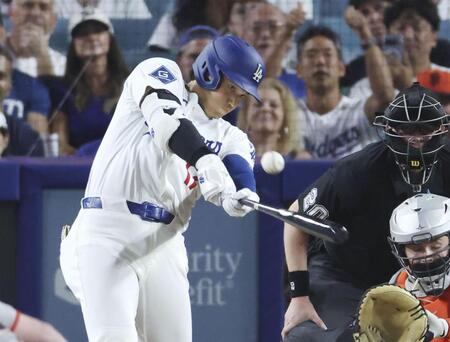 　ジャイアンツ戦の６回、二塁打を放つドジャース・大谷（共同）