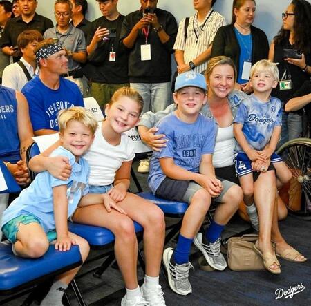 　会見場の最前列で見守ったエレン夫人（右から２人目）と子どもたち（ロサンゼルス・ドジャース提供）