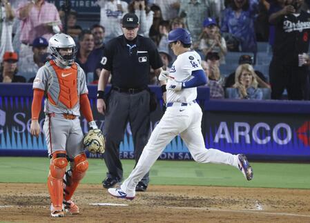 　ジャイアンツ戦の６回、フリーマンの適時打で生還するドジャースの二走大谷（共同）