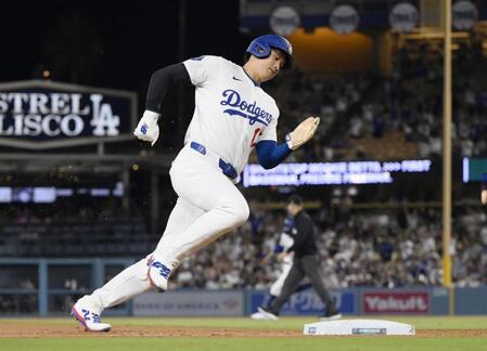 　ジャイアンツ戦の６回、フリーマンの適時打で三塁を回り生還するドジャースの二走大谷（共同）