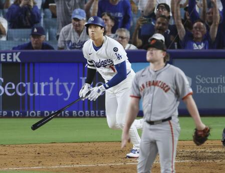 　ジャイアンツ戦の６回、二塁打を放つドジャース・大谷。投手ウェブ（共同）