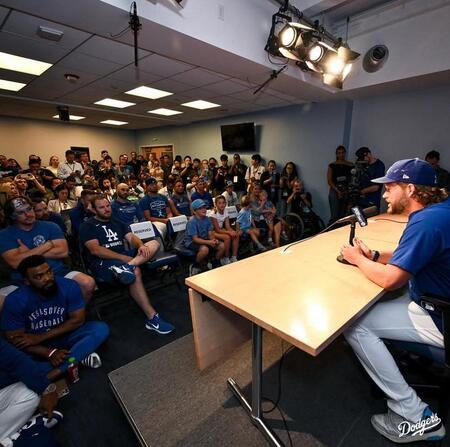 　引退会見で語るカーショー（手前）。会見場は選手や関係者、報道陣らでぎっしり（ロサンゼルス・ドジャース提供）