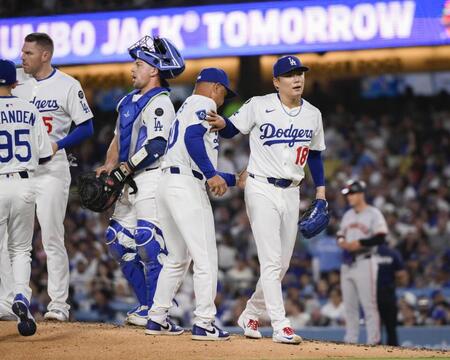 　ジャイアンツ戦の６回途中、降板するドジャース・山本（右端）＝共同