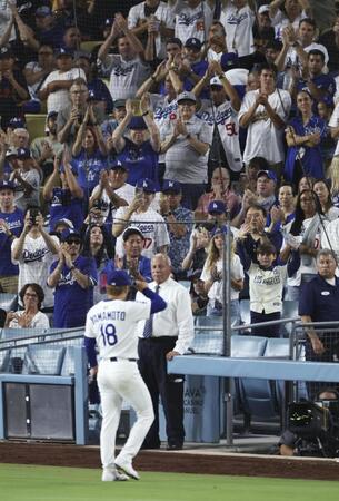 　ジャイアンツ戦の６回途中、観客の拍手を浴びながら降板するドジャース・山本（共同）