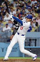 　５１号ソロを放つドジャース・大谷（共同）