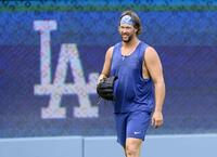 　試合前、調整するドジャースのカーショー（共同）