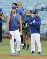 　試合前、ロバーツ監督（右）と話をするドジャースのカーショー（共同）