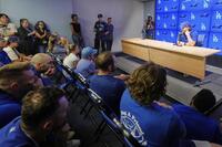 　チームメートらを前に記者会見するドジャースのカーショー（ＡＰ＝共同）