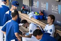 　プライアー投手コーチ（左）と山本由伸＝提供・ＡＰ／アフロ