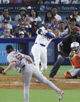 　ジャイアンツ戦の６回、二塁打を放つドジャース・大谷。投手ウェブ（共同）