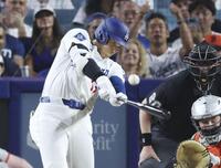 　ジャイアンツ戦の６回、二塁打を放つドジャース・大谷（共同）