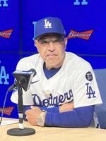 　試合後の会見で佐々木の追試を明言したロバーツ監督（撮影・小林信行）