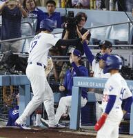 　ジャイアンツ戦の６回、フリーマンの適時打で生還しロバーツ監督（右）に迎えられるドジャース・大谷（共同）