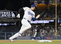 　ジャイアンツ戦の６回、フリーマンの適時打で三塁を回り生還するドジャースの二走大谷（共同）