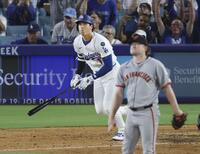 　ジャイアンツ戦の６回、二塁打を放つドジャース・大谷。投手ウェブ（共同）