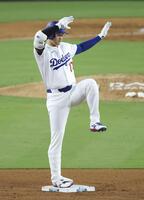 　ジャイアンツ戦の６回、二塁打を放ちポーズをとるドジャース・大谷（共同）