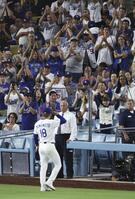 　ジャイアンツ戦の６回途中、観客の拍手を浴びながら降板するドジャース・山本（共同）