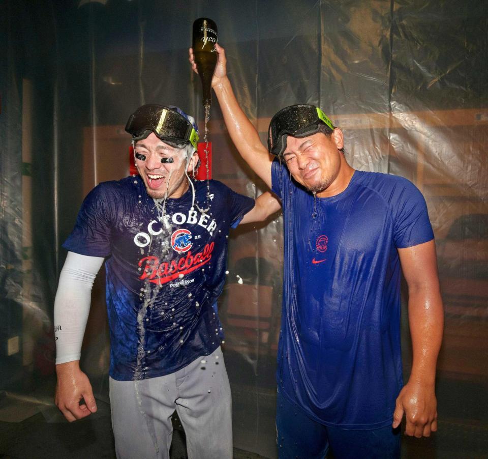 　プレーオフ進出が決まり祝勝会で喜ぶカブスの鈴木（左）と今永（ゲッティ＝共同）