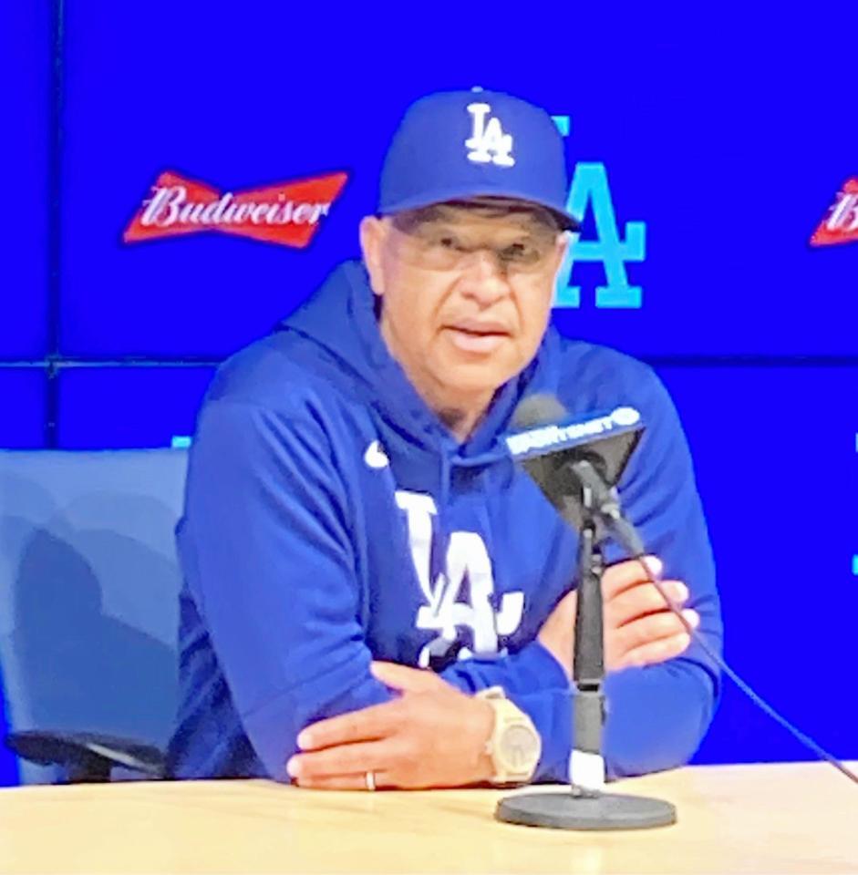 　試合前の会見でカーショーについて語るロバーツ監督（撮影・小林信行）