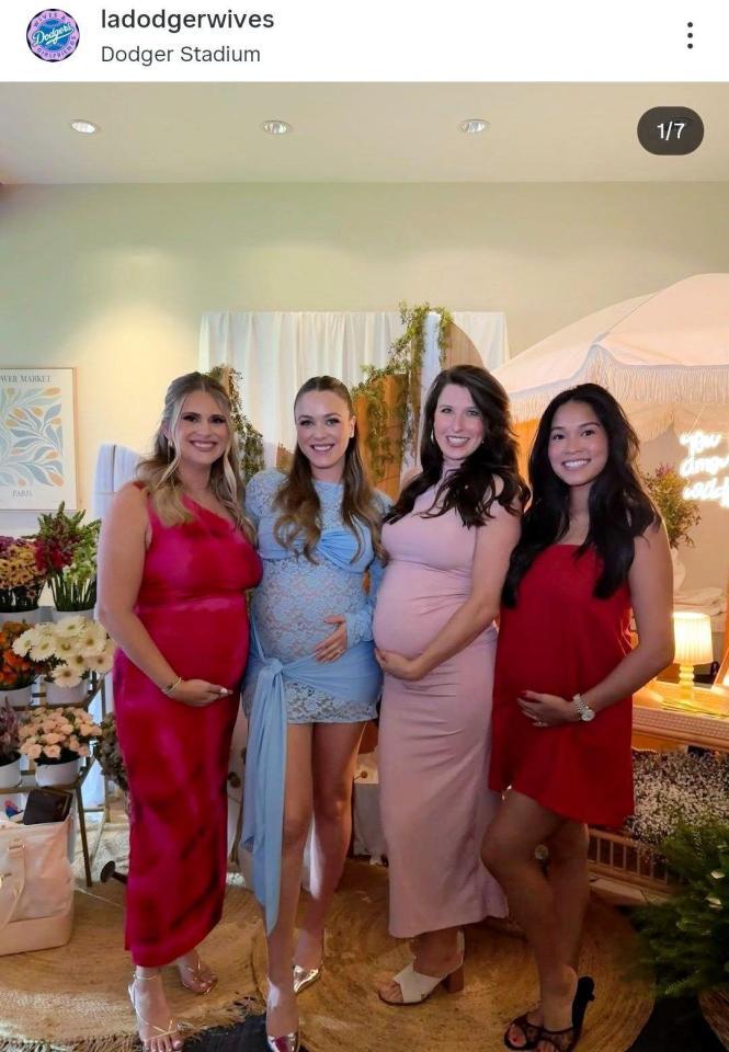 　左からマンシーのケリー夫人、キケ・ヘルナンデスのマリアナ夫人、コールのサマンサ夫人、エドマンのキアステン夫人。ドジャーワイブスのインスタグラム（ｌａｄｏｄｇｅｒｗｉｖｅｓ）より