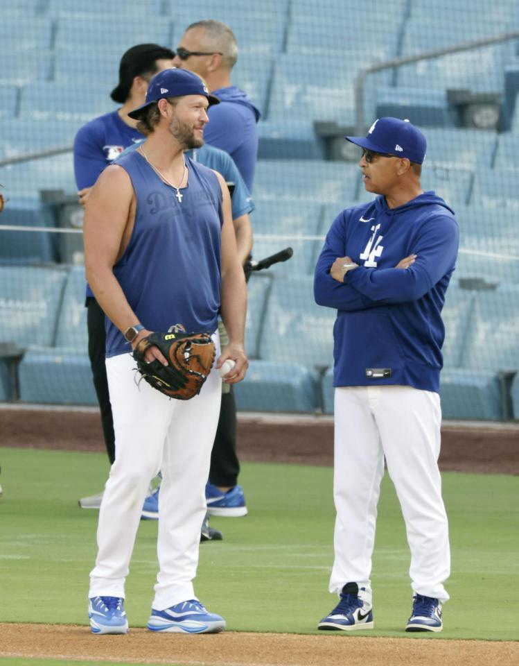 　試合前、ロバーツ監督（右）と話をするドジャースのカーショー（共同）