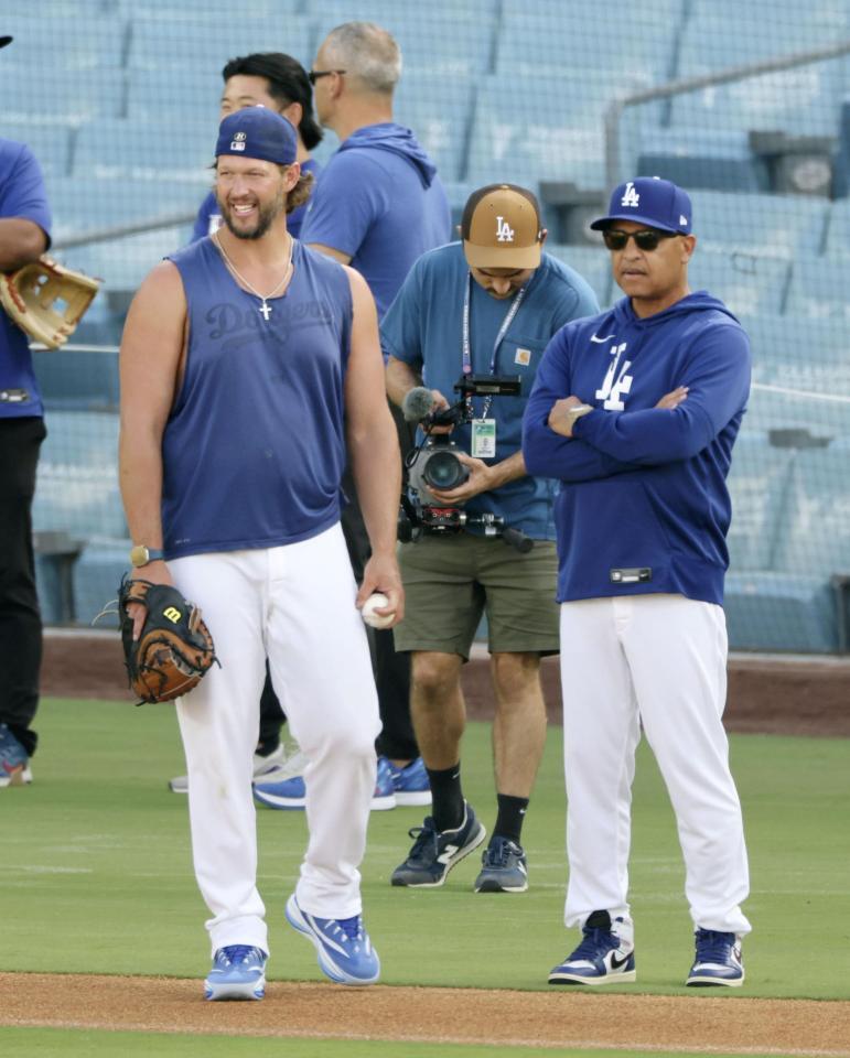 　試合前、ロバーツ監督（右）と話をするドジャースのカーショー（共同）