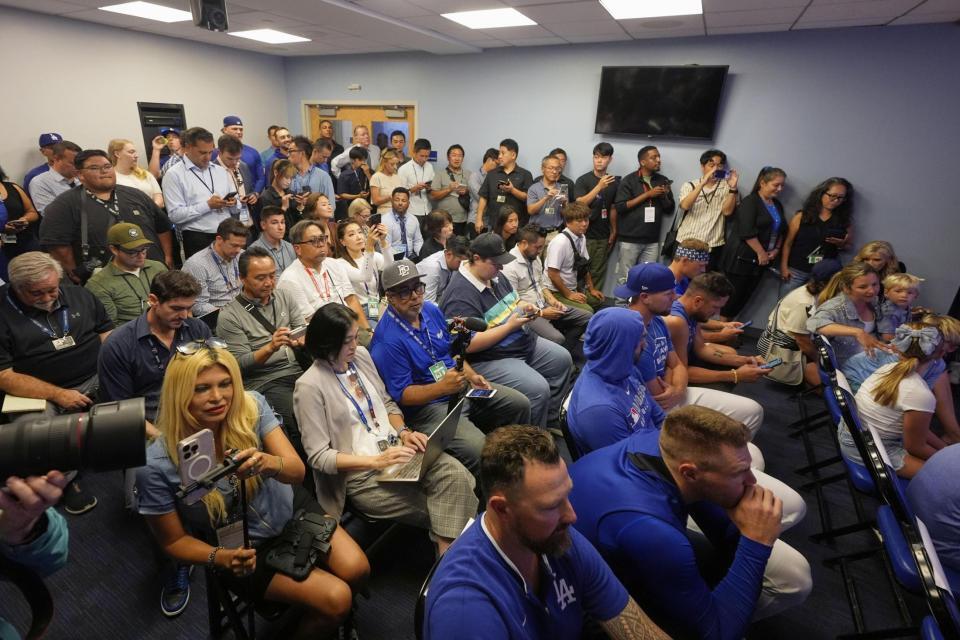 　ドジャースのカーショーの記者会見に集まったメディアやチームメートら（ＡＰ＝共同）