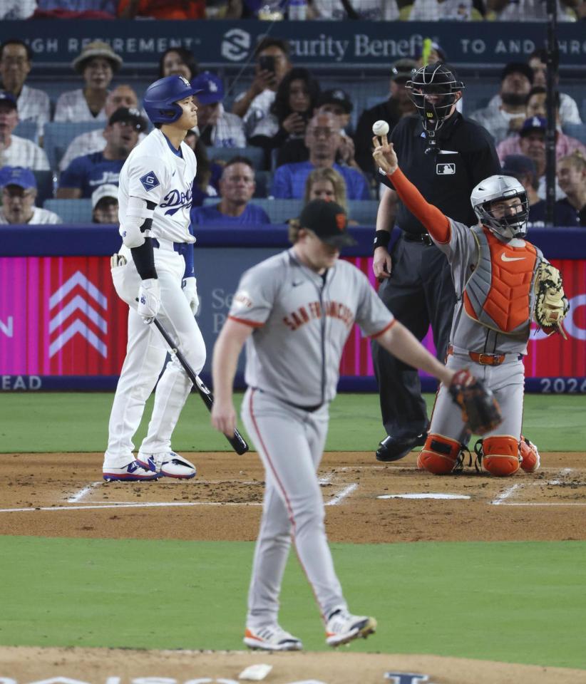 　ジャイアンツ戦の１回、見逃し三振に倒れたドジャース・大谷。投手ウェブ（共同）