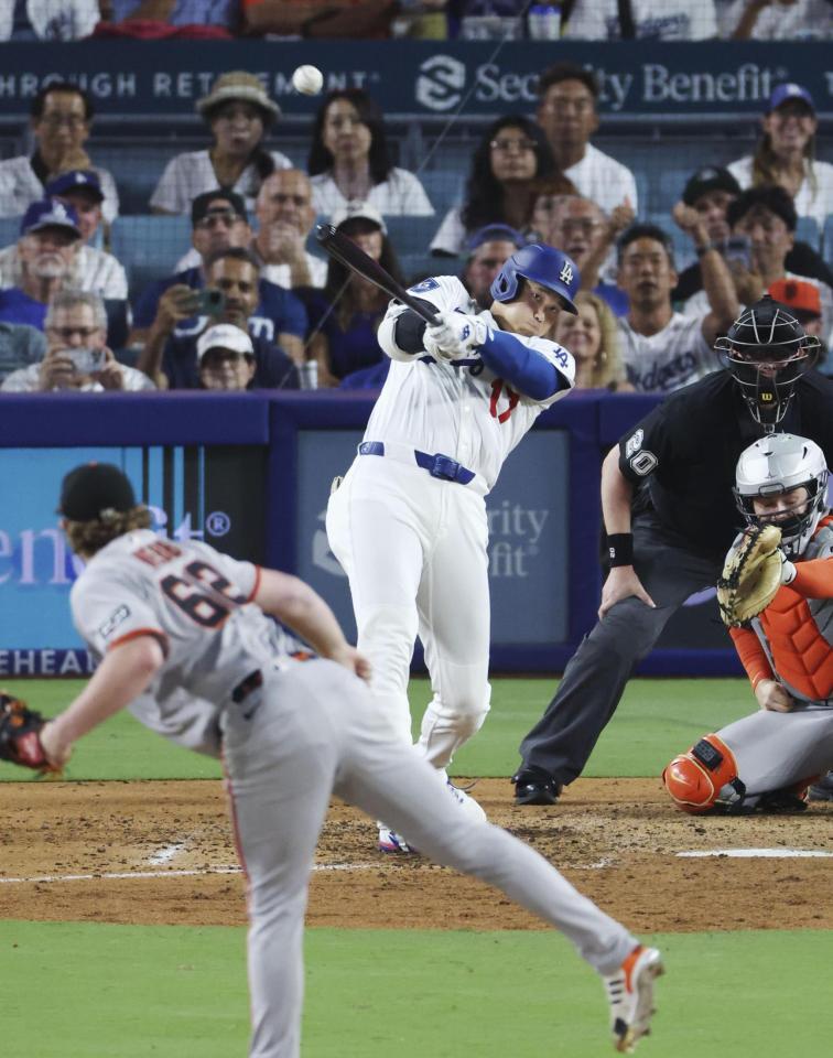 　ジャイアンツ戦の６回、二塁打を放つドジャース・大谷。投手ウェブ（共同）