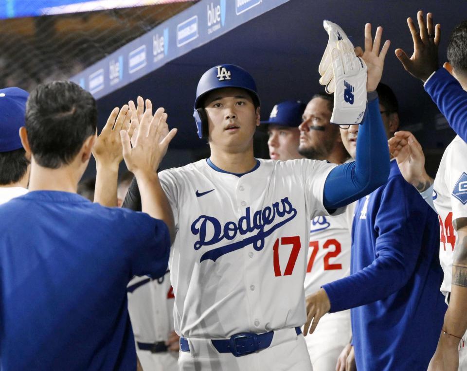 　ジャイアンツ戦の６回、フリーマンの適時打で生還し迎えられるドジャース・大谷（共同）