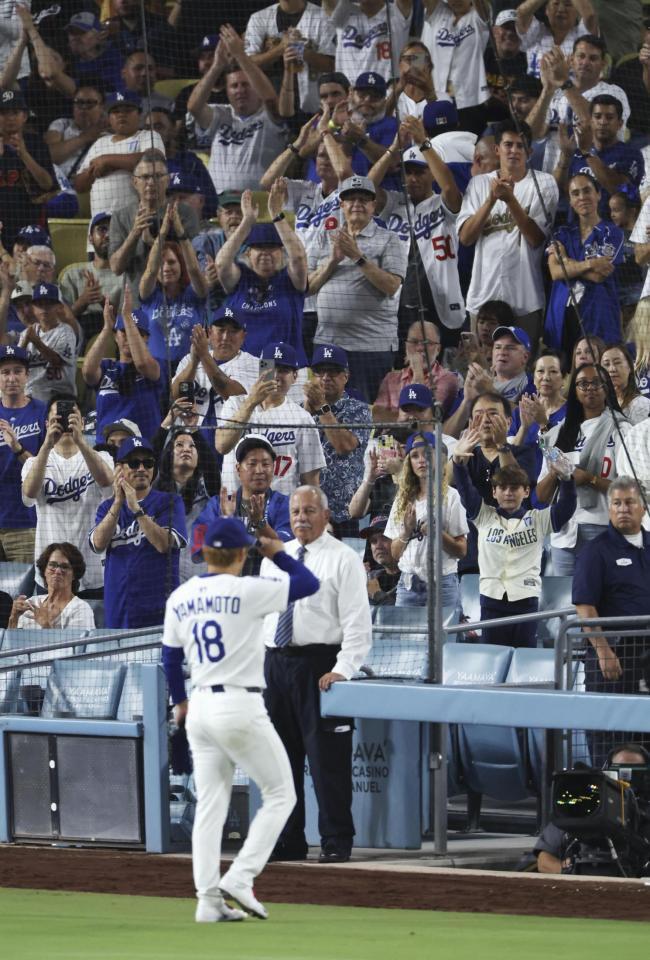 　ジャイアンツ戦の６回途中、観客の拍手を浴びながら降板するドジャース・山本（共同）