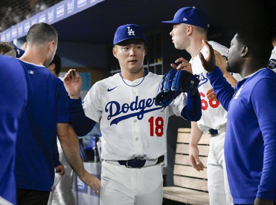 　ジャイアンツ戦の６回途中、降板しベンチで迎えられるドジャース・山本（共同）