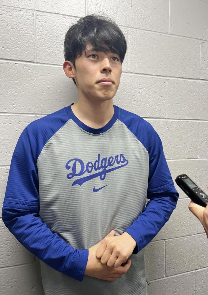 　取材に応じる佐々木（共同）