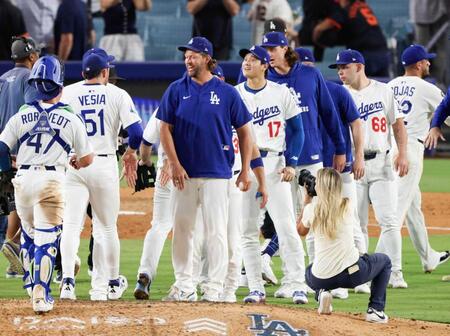 　ジャイアンツに勝利しチームメートを迎えるドジャース・大谷（１７）とカーショー（左隣）＝共同