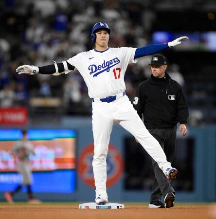 　８回、二塁打を放ちポーズをとる大谷（共同）