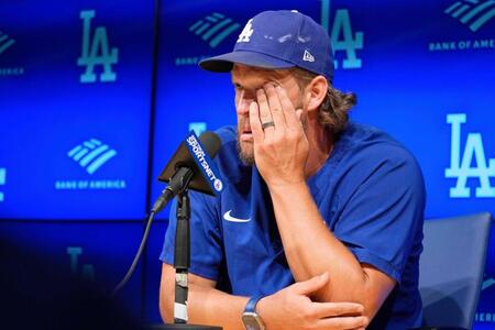 　記者会見するカーショー（ＡＰ＝共同）