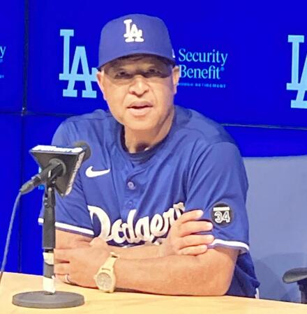 　試合前に会見するロバーツ監督（撮影・小林信行）