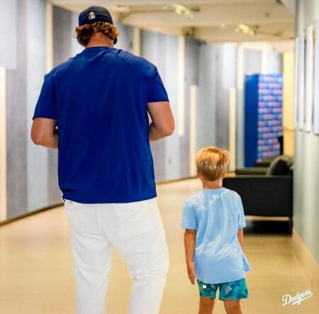 　会見後、愛息と一緒に通路を歩くカーショー（ロサンゼルス・ドジャース提供）