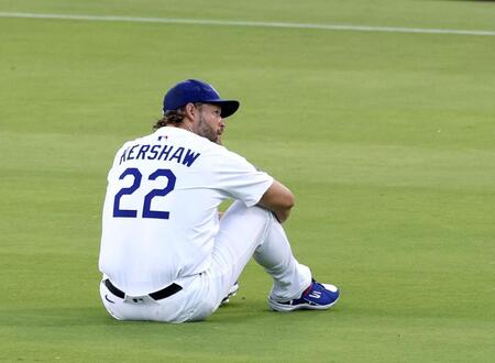 　登板前の準備を行うカーショー（共同）